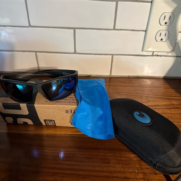 Costa 100 percent polarized and provide 100 percent iv a/b/c protection. 580p - Picture 9 of 12